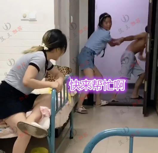 2名女子叫男同事到宿舍参观,绞尽脑汁挽留,网友:小伙不识抬举