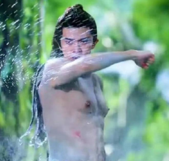 |原来男演员都穿假肌肉衣,高伟光、甄子丹都穿,任嘉伦被骂得最惨