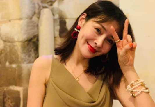 于明加|入圈15年无绯闻，闪婚圈外老公，结婚12年恩爱，一家四口很幸福