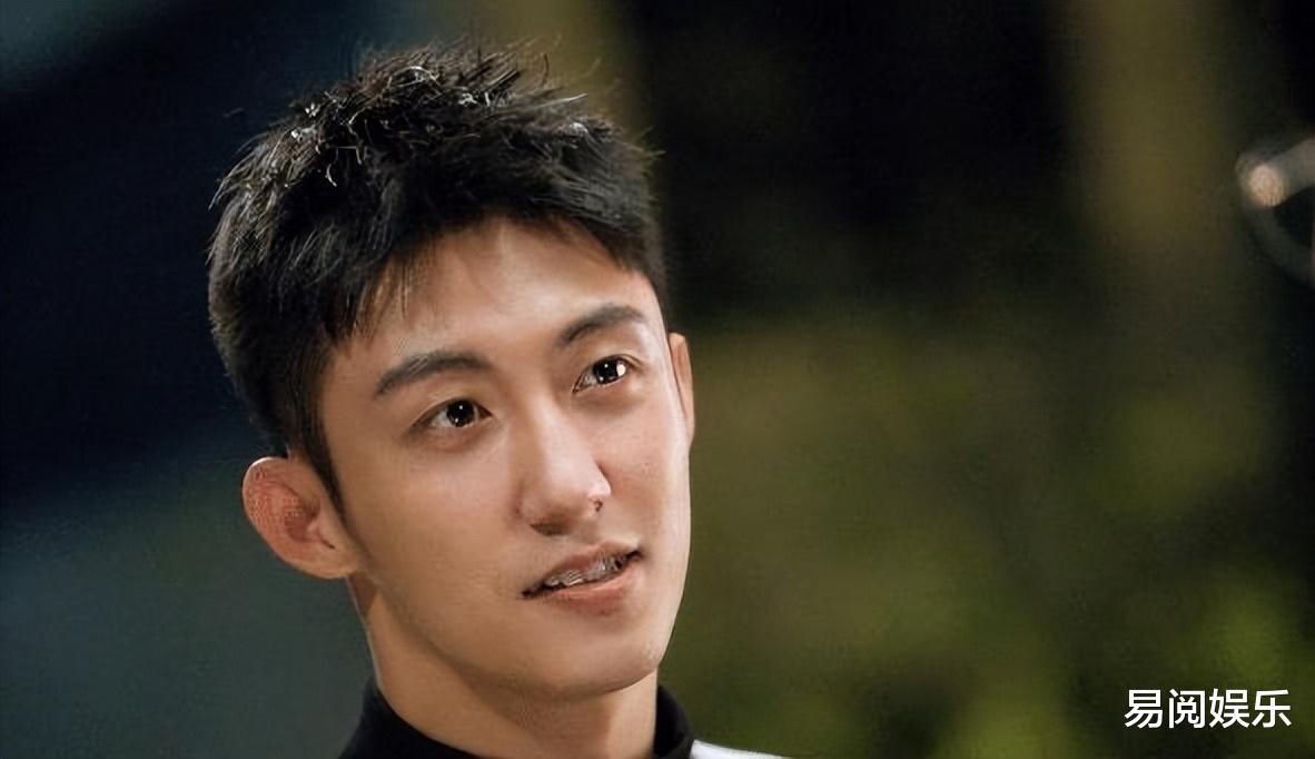 黄景瑜|撩头发、搂脖子、捏耳朵,黄景瑜片场间隙与女演员互动,没界限!