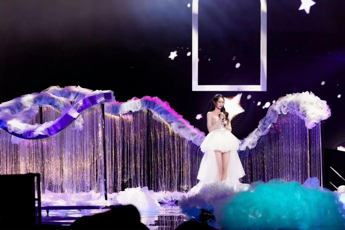 周芷若|关晓彤连登两家卫视晚会太牛了！穿抹胸裙造型封神，央视脸太惊艳