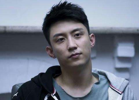 李冰冰|演员李飞摆地摊帮母亲卖鱼！母亲浑身脏乱臭，努力帮街坊装袋成交