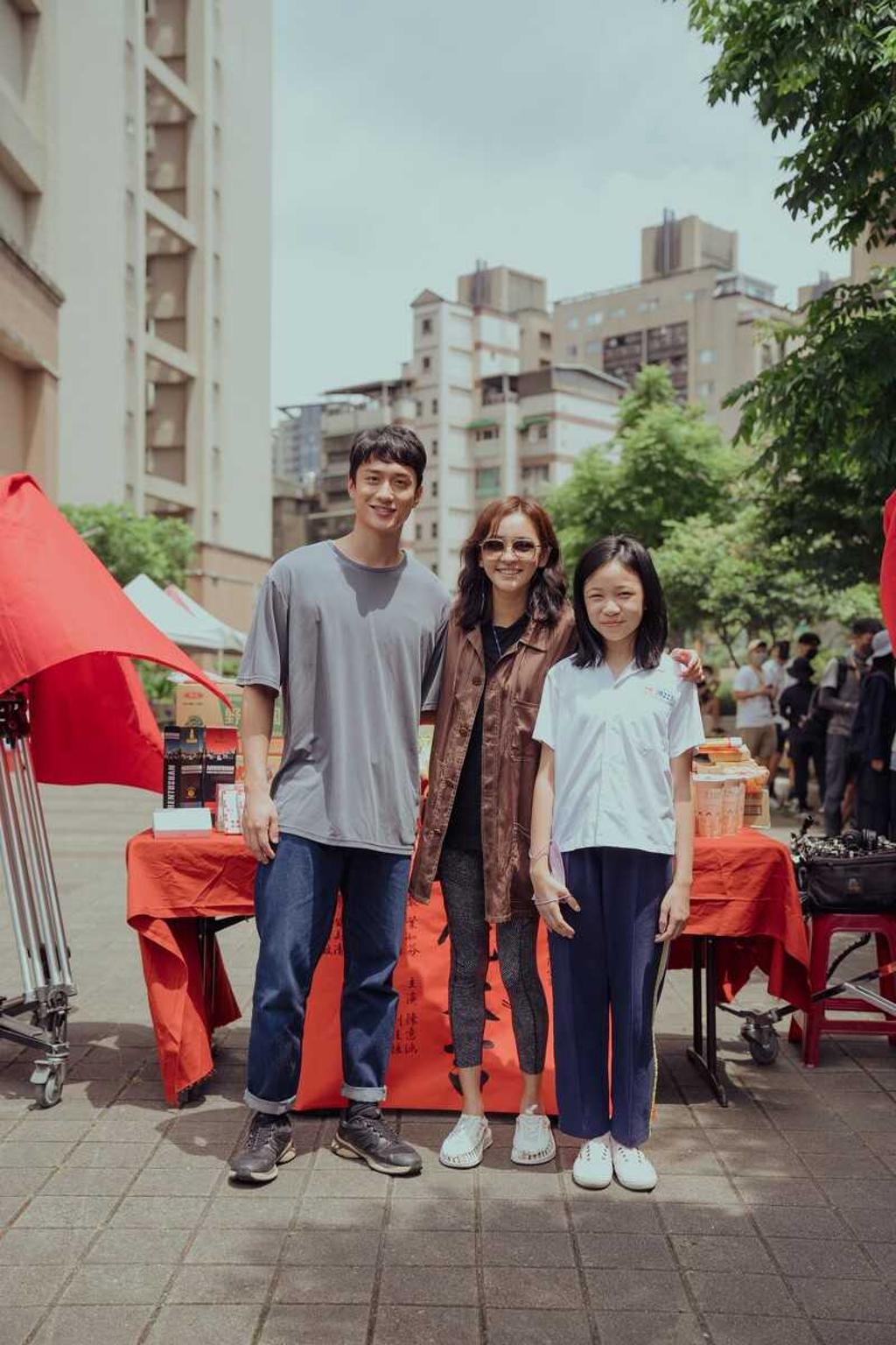 陈意涵|陈意涵「路边喝酒放风」一转身阻止女儿雨中嘶吼