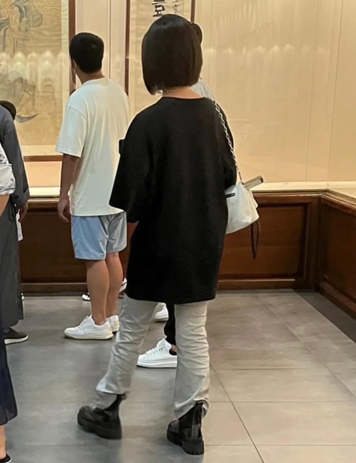 姐姐|黄磊大女儿教妹妹弟弟画画，姐弟同框温馨有爱，4岁弟弟左手拿笔