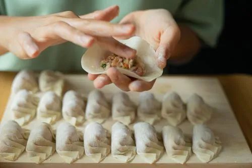 80岁大娘存款180万,老二老三抢着养老,她做出的决定让人称赞