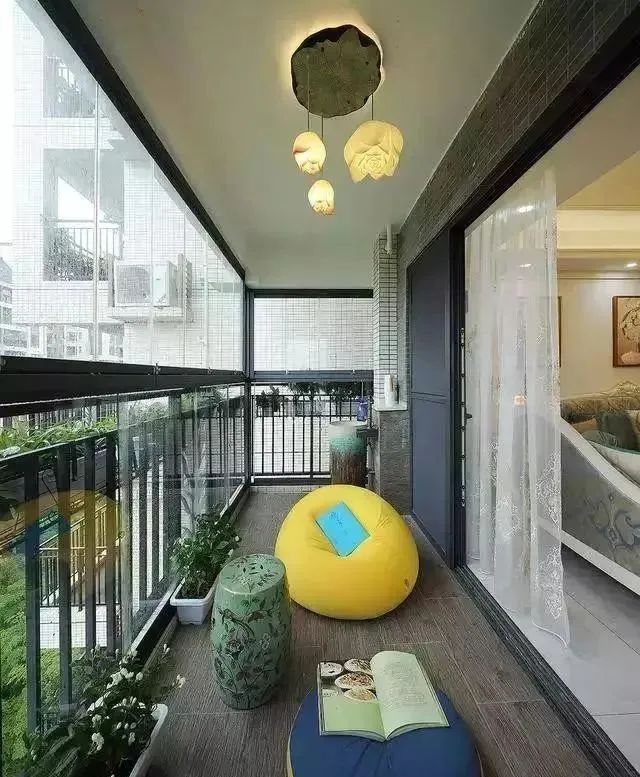 新房刚入住,朋友上门来参观,走进客厅一看都夸太漂亮了!