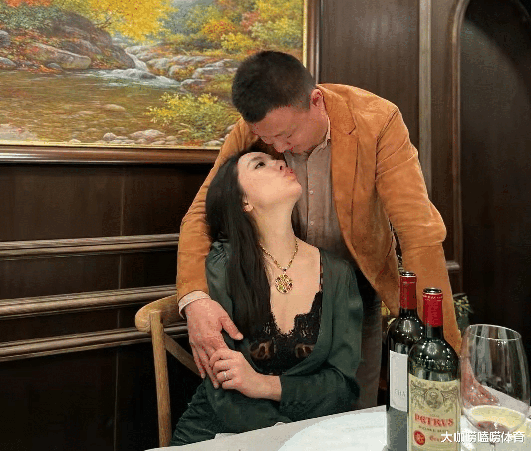 王励勤|王励勤前女友豪宅聚餐！36岁皮肤白皙身材傲人，3年嫁2任富豪老公