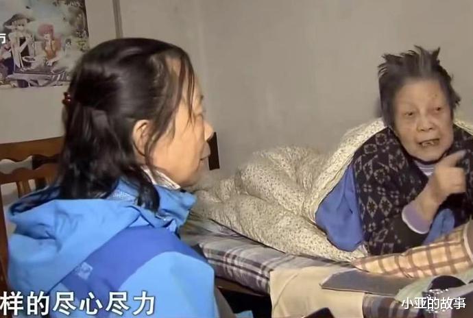女儿伺候老妈端屎端尿,得知房子过户给了3姐妹哭泣:我想要公平