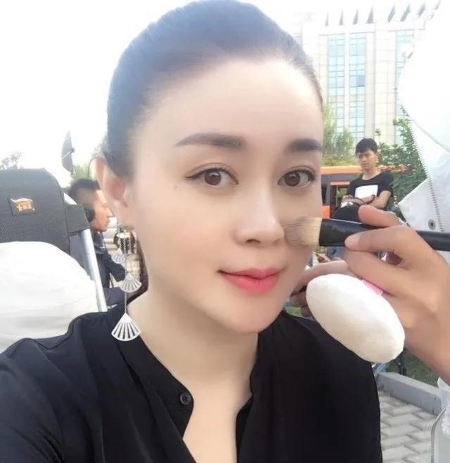 雷佳音|关婷娜,为角色而“牺牲”,21岁遇到赵本山,如今39岁婚姻成难题