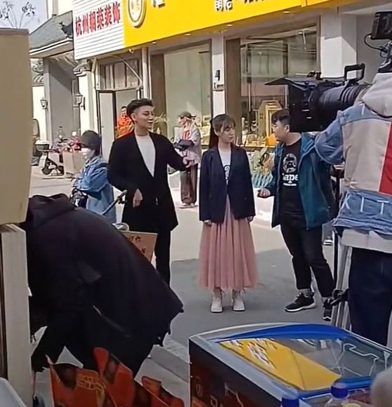 黄子韬|太甜了！黄子韬在杭州拍戏，请女搭档吃烤肠，还单手将对方扛起来