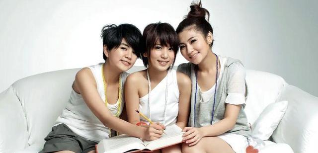 Selina|任家萱圣诞自拍送祝福，性感大胆着装引粉丝热议