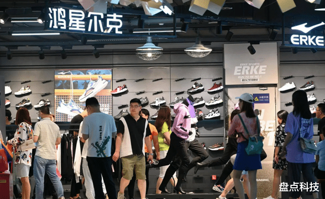 拥抱 年轻人在唯品会拥抱国货,理性消费浪潮下,奢侈品不吃香了?