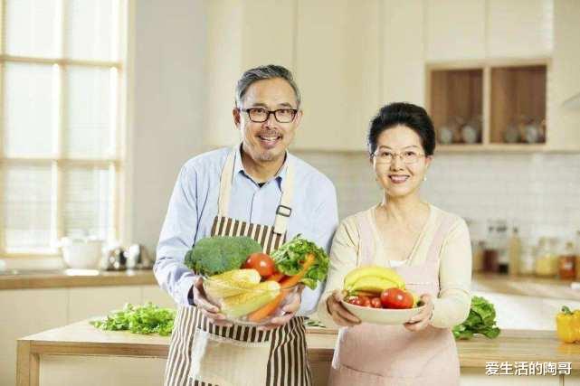 水果|年龄大了要忌嘴!建议:50岁以后,“3不吃3多吃”,健康过冬