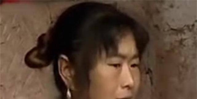75岁大爷住在废弃猪圈,临终遗愿想吃肉,独生女却住在2层小洋楼