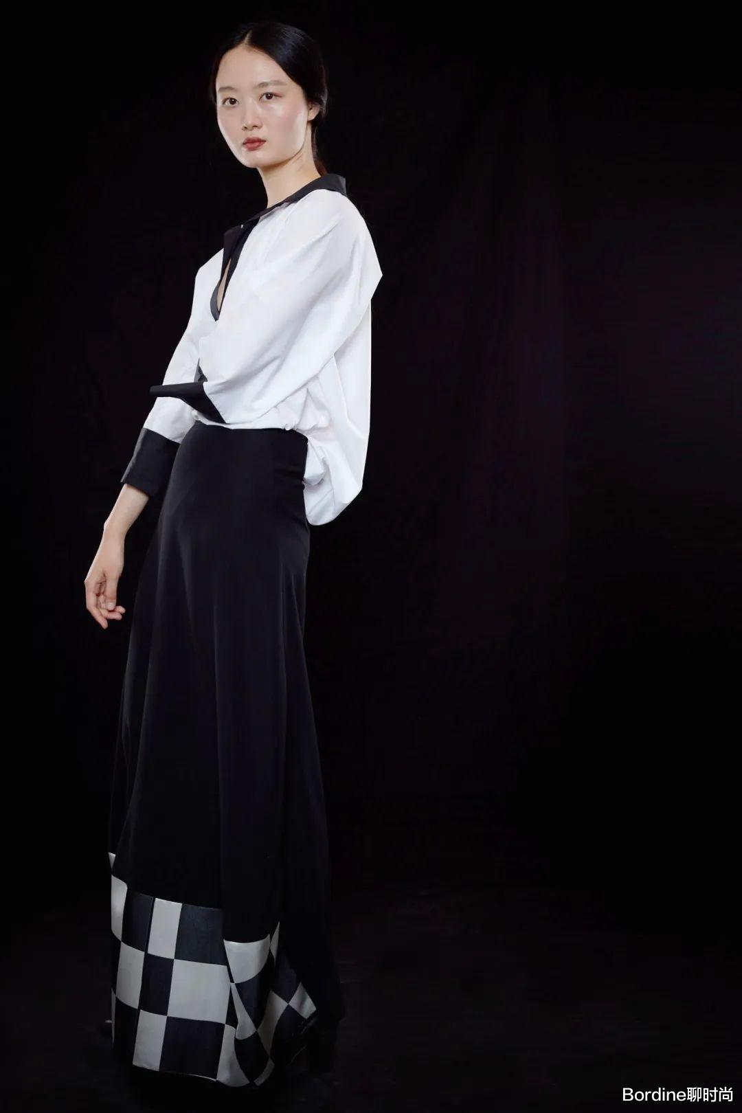 Yeohlee 2022春夏系列,典型的黑白色调,刺激冲击也有夸张造型