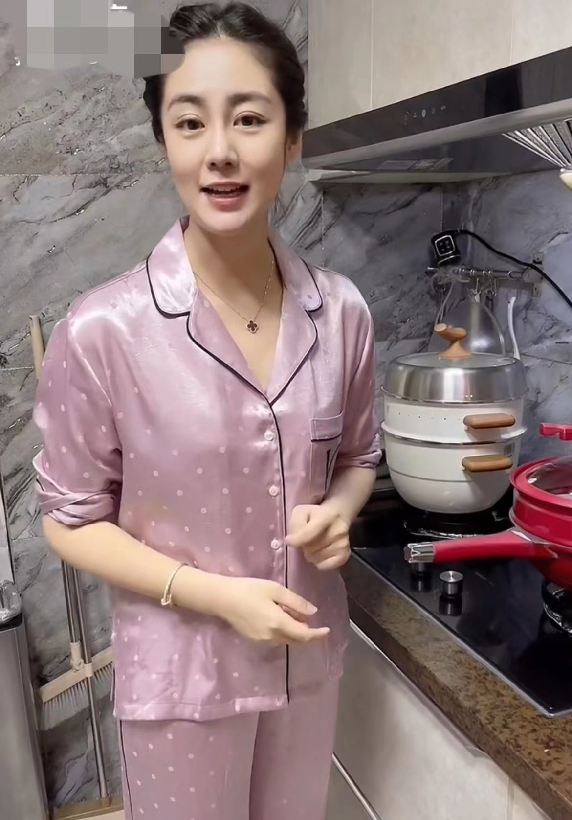 关婷娜|乡爱王小蒙居家做饭,穿近千元睡衣戴10万元首饰,淡妆出镜显气质