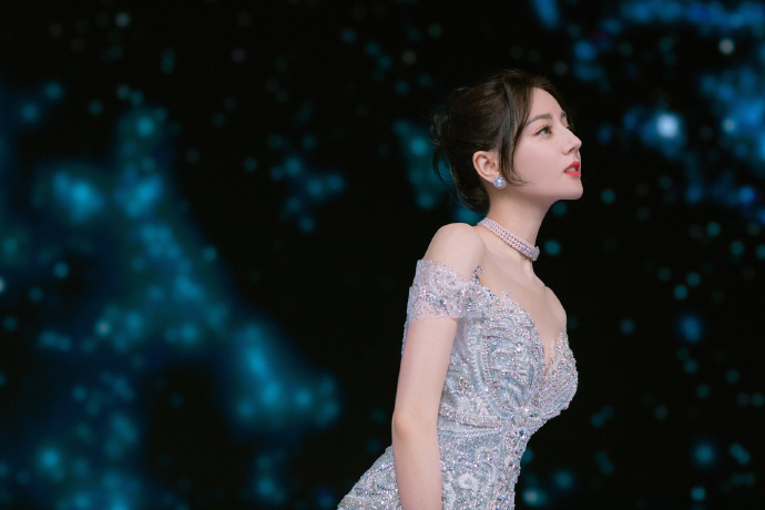 迪丽热巴|迪丽热巴一袭璀璨星河礼裙,配上精美项链,真的是珠光宝气,明艳动人。