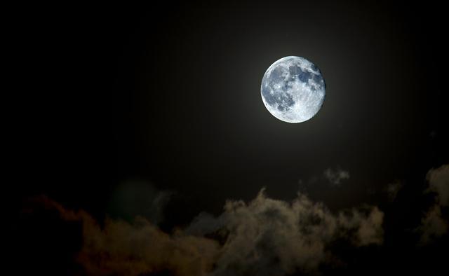 有没有可能?有一天月球会掉下来,砸向地球毁灭人类?