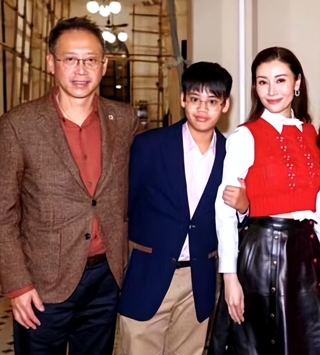 李嘉欣|李嘉欣没嫁错人,许晋亨牵着她手现身马场,对刘銮雄爆料无动于衷