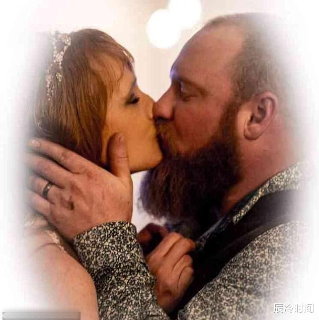 |美国歌手在结婚当晚不幸去世，年仅37岁，新婚妻子悲痛发文