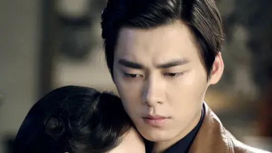 周冬雨|当年周冬雨和李易峰拍摄《麻雀》时，有一段吻戏，周冬雨向导演要求：借位拍