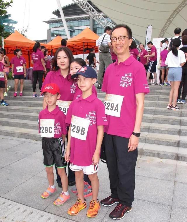 伏明霞|梁锦松的基因真有趣，传男不传女，两个儿子没有一个长得像伏明霞