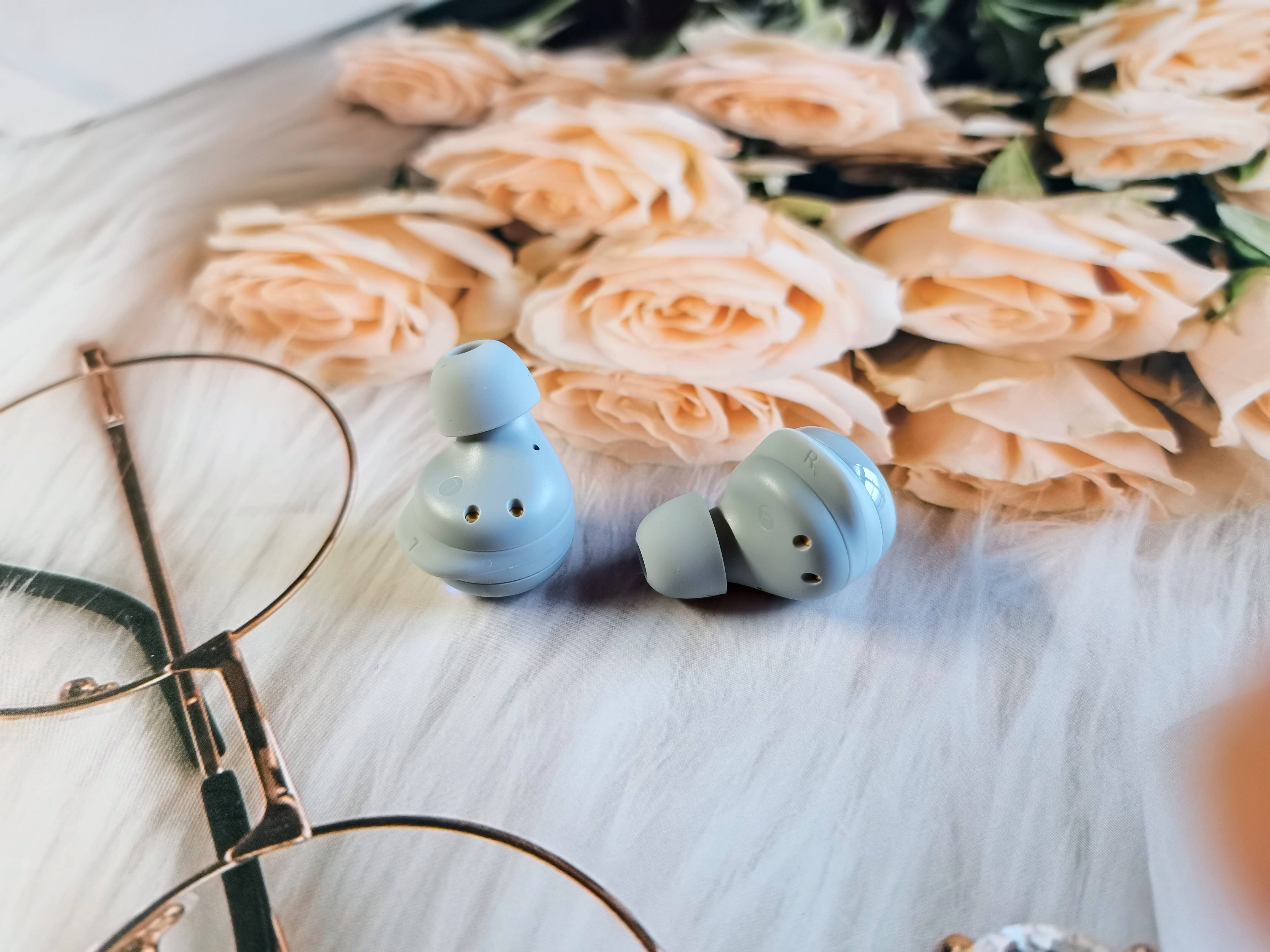 英特尔|QCY T17S新品蓝牙耳机上手评测，小巧可爱的跑车车灯外观设计