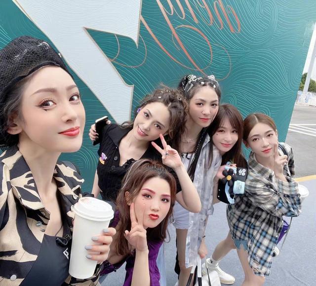 谭维维|《浪姐》决赛夜落幕，10人成团，谭维维成队长，郑秀晶为姐姐应援