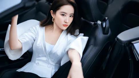 衬衫|刘亦菲演绎职场风太高级！穿蝴蝶袖衬衫配黑色半裙，优雅又显干练