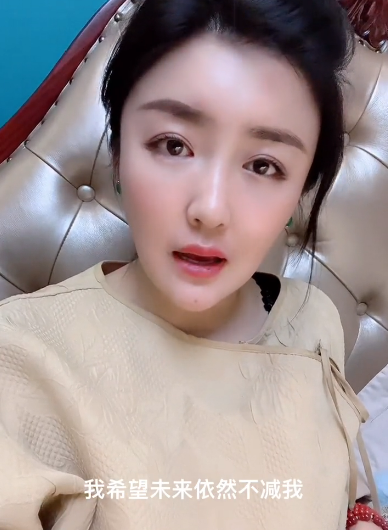 赵本山|娇娇深夜否认卖惨，阴阳怪气告球球状，食指上的祖母绿翡翠闪瞎眼