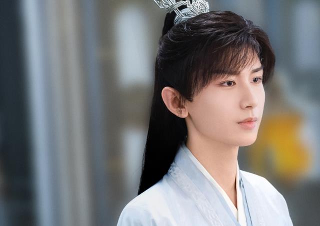 鞠婧祎|明星演戏辅助道具：baby的催泪棒，杨洋的假肩肌，鞠婧祎的增高鞋