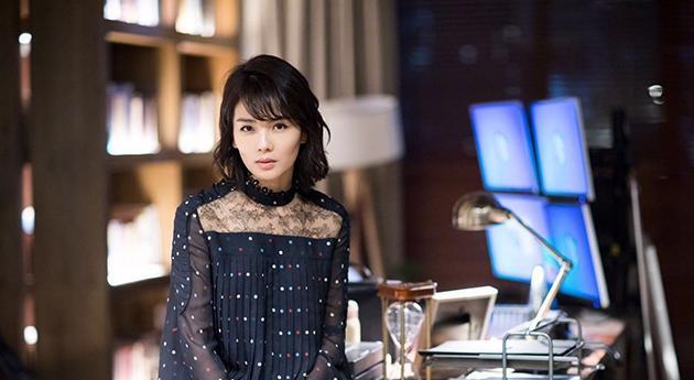 参观刘涛一家住的豪宅,卧室墙面几乎做满衣柜,衣服实在太多了