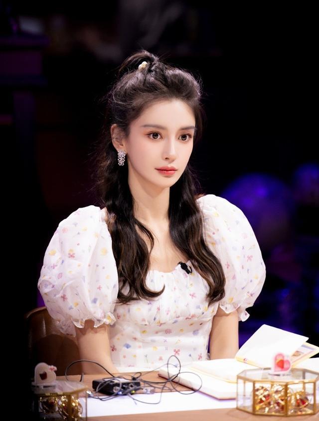 Angelababy|Angelababy晒近照粉碎确诊传闻！发际线惹关注，担心她有脱发危机