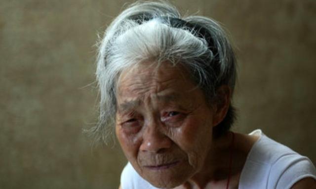 女婿接我去城里小住,吃饭时女婿没喊我,外孙说一话,我泪流满面