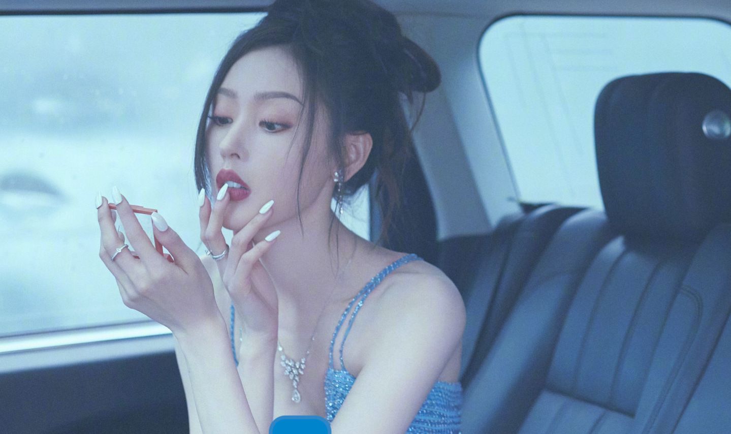 张天爱|张天爱是港风美人吧？穿深V晚礼服走红毯，一抹红唇全场最佳