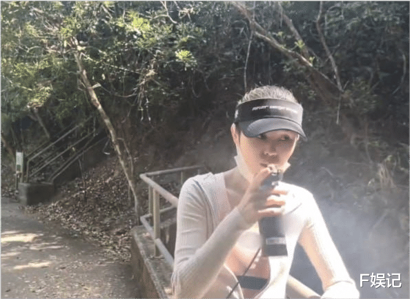 林峰|林峯夫妇撇下女儿手牵手爬山 张馨月用餐时撒娇林峯马上“服侍”