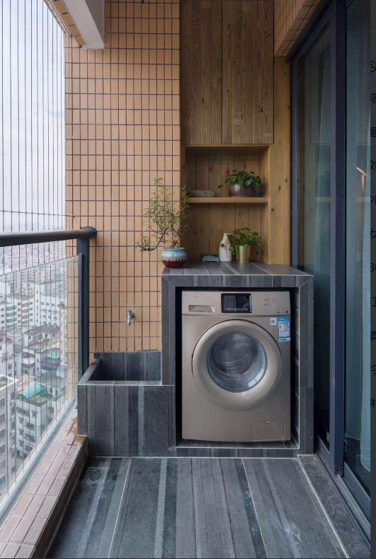 阳台别再搞啥拖把池了，换成这种阶梯式设计，实用性、颜值都超高！