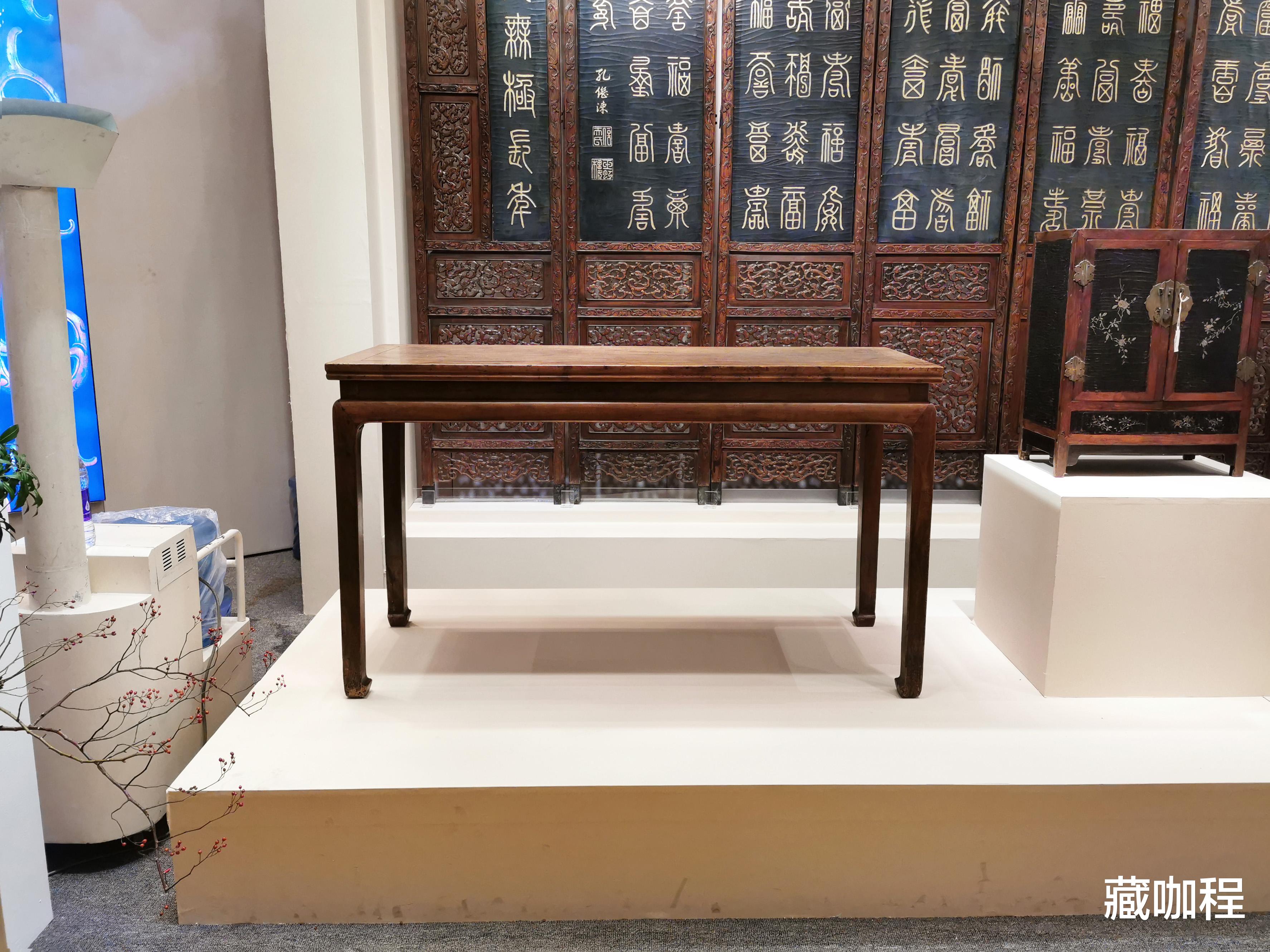 |估价四五十万元,黄花梨框黑漆面小方角柜流拍