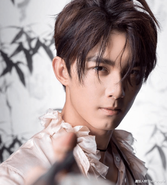 林青霞|美人沟下巴有多好看？林青霞下巴凹陷成经典，戚薇变尖却失辨识度