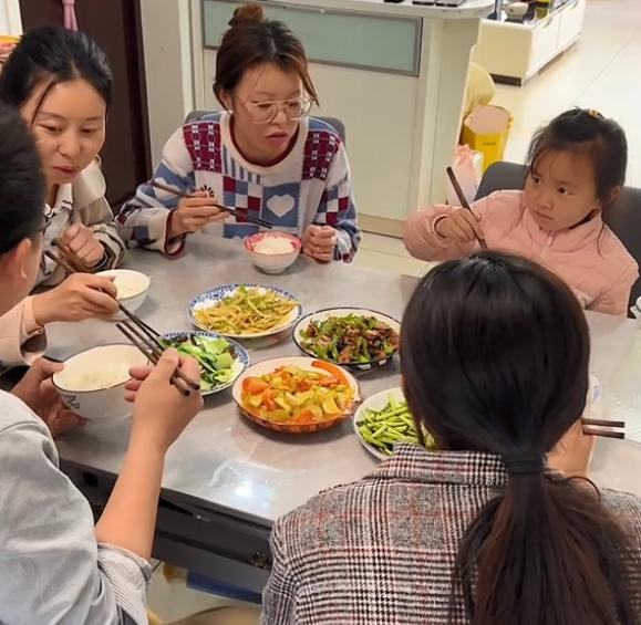 |田静晒姚威做菜画面,切西葫芦手法娴熟获认可,老杜说法遭打脸