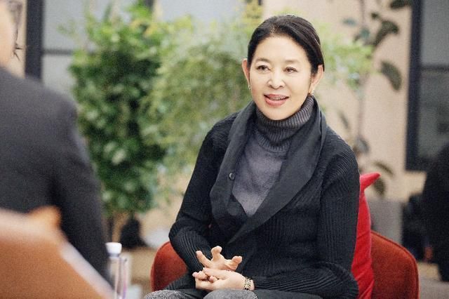 春晚|盼盼巴斯精彩表演，1991年春晚倪萍巧用四张白纸化解危机