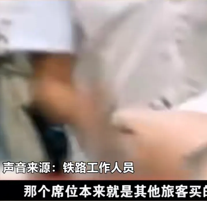 在列车上一位女子带着娃占用了六个座位睡觉，列车的过道上站满了人