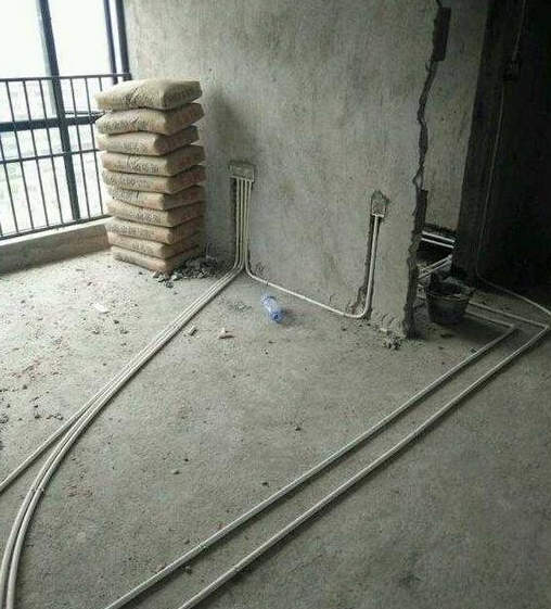 我家水电安装找熟人做的，看了邻居家水电安装后，真想砸了重装！