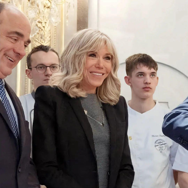 发型 七旬布丽吉特,头发留长烫成卷模仿闺蜜,新年换新发型气质都变了