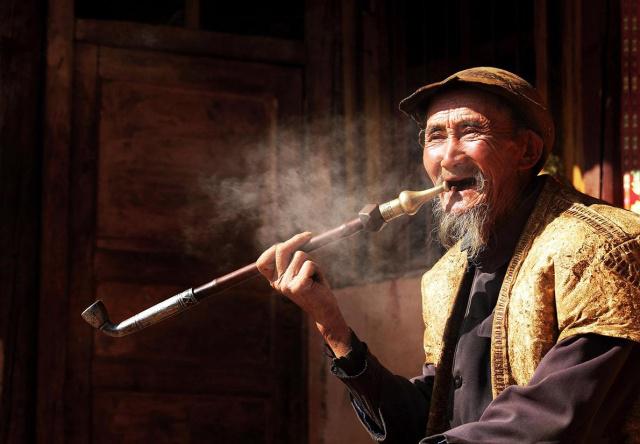 老中医|老人115岁高龄，抽烟喝酒不运动，长寿的诀窍：坚持做“此事”