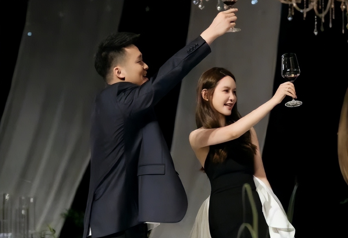 张大奕|张大奕和男友吃饭被偶遇，富豪老公穿拖鞋出镜，两人真实颜值曝光