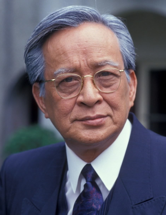 摆摊|关海山去世16年，儿子现身街头摆摊，卷入争产后又被骗500万