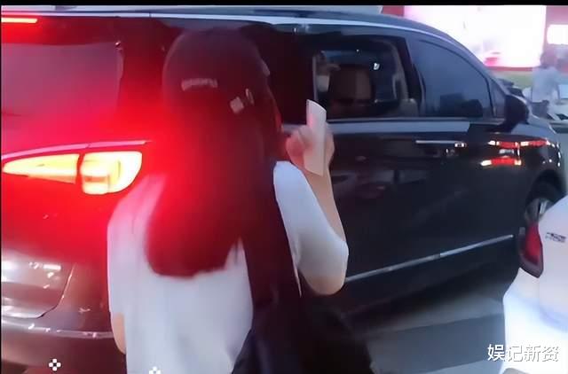杨紫|再现双向奔赴！杨紫特地停车接粉丝的信，网友：这一幕太暖心了