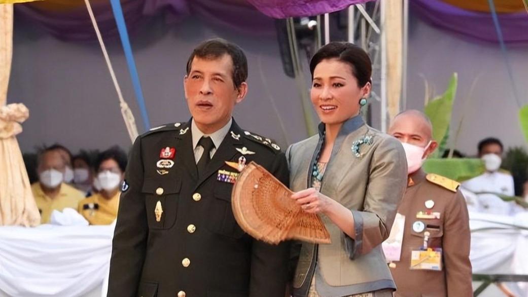 绿松石|苏提达又佩戴绿松石耳坠，配套项链没戴贵气全无，还是贵妃更惹眼