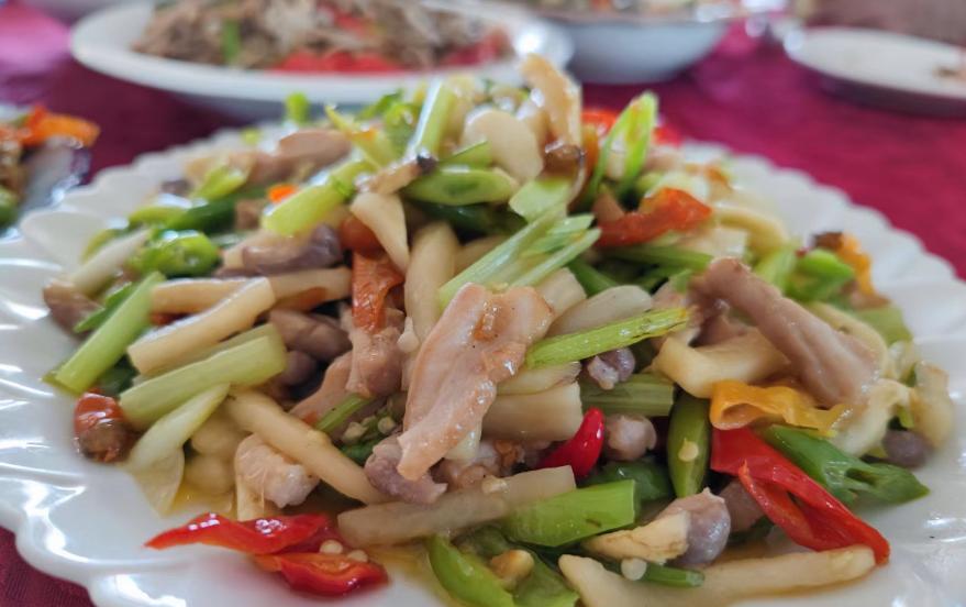 城里小伙回村吃席,吐槽饭菜跟城市酒席差距太大,网友:你不懂吃